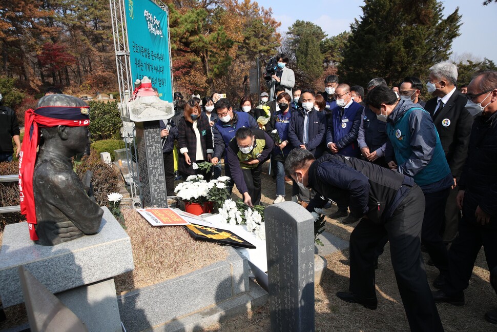 13일 경기도 남양주 모란공원에서 전태일 열사 50주기 추도식이 열리고 있다. 남양주/김봉규 선임기자 bong9@hani.co.kr