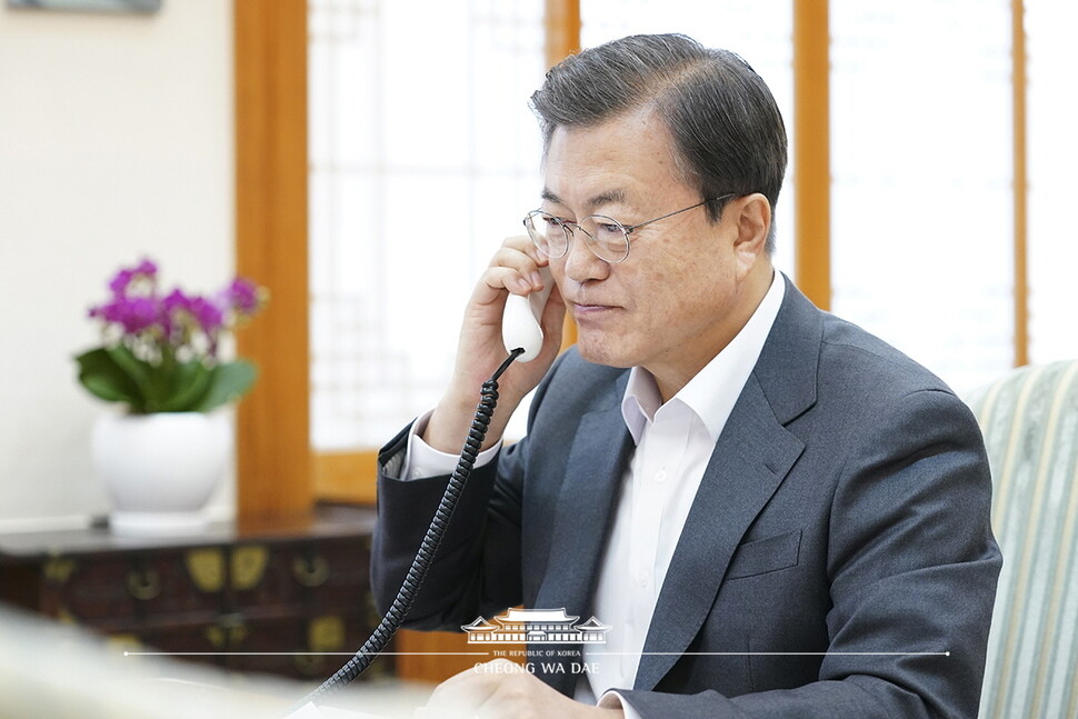 문재인 대통령이 12일 오전 조 바이든 미국 대통령 당선자에게 축하 전화를 걸고 있다. 청와대 제공