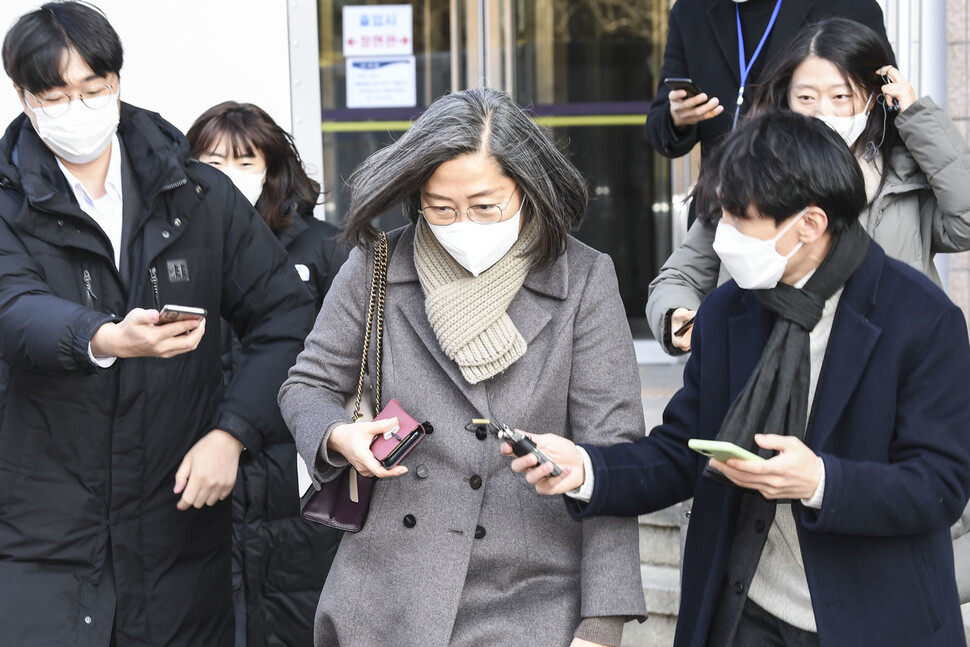 윤석열 검찰총장에 대한 징계 심의 전날인 1일 오전 윤 총장에 대한 감찰 타당성을 검토하는 법무부 감찰위원 이수정 경기대학교 교수가 회의 참석 후 정부과천청사 법무부 청사를 나서고 있다. 연합뉴스