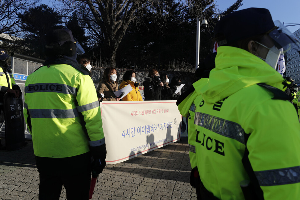 모두를위한낙태죄폐지공동행동 회원들이 8일 오전 국회 앞에서 ‘낙태죄 폐지’ 촉구 4시간 이어 말하기 기자회견을 하고 있다.