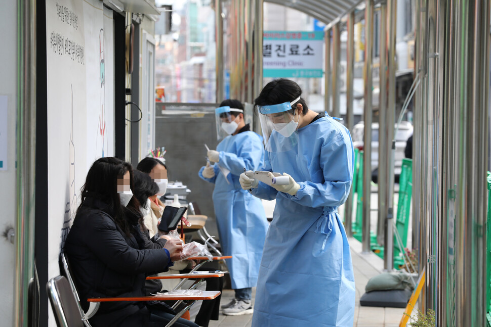 서울 중구보건소 직원들이 지난 2일 코로나19 검사를 위해 찾은 시민들에게 인적사항과 발열 여부 등을 묻고 있다. 장철규 선임기자 chang21@hani.co.kr