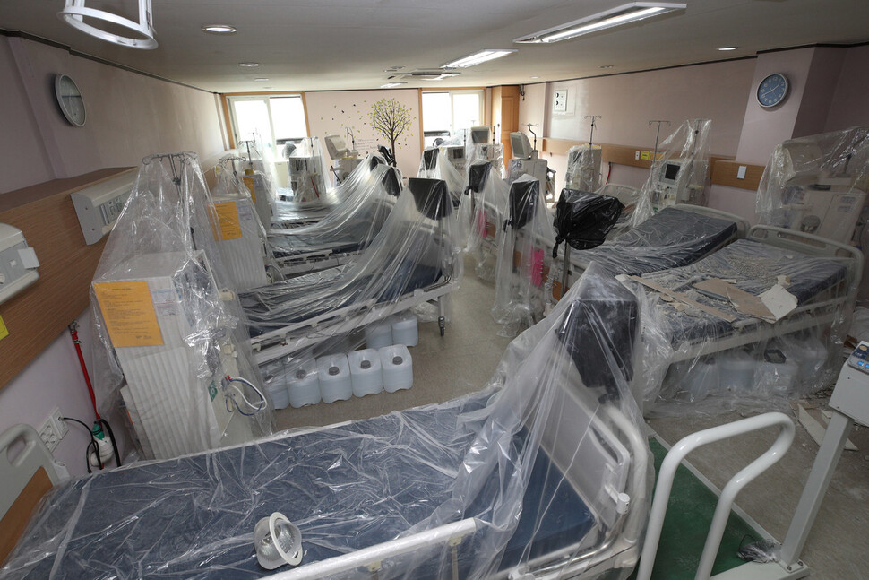 닷새 연속 하루 확진자 수가 1000명을 넘어선 20일 오후 전국에서 처음으로 코로나19 환자를 위한 거점 전담병원을 자청해 병상 전체를 내놓은 경기도 평택시 박애병원에서 25일 거점병원 개원을 앞두고 음압시설을 비롯한 시설 개선 작업이 한창이다. 환자들이 사용할 침대와 치료 장비는 공사를 위해 비닐로 덮어 놓았다. 평택/김봉규 선임기자 bong9@hani.co.kr