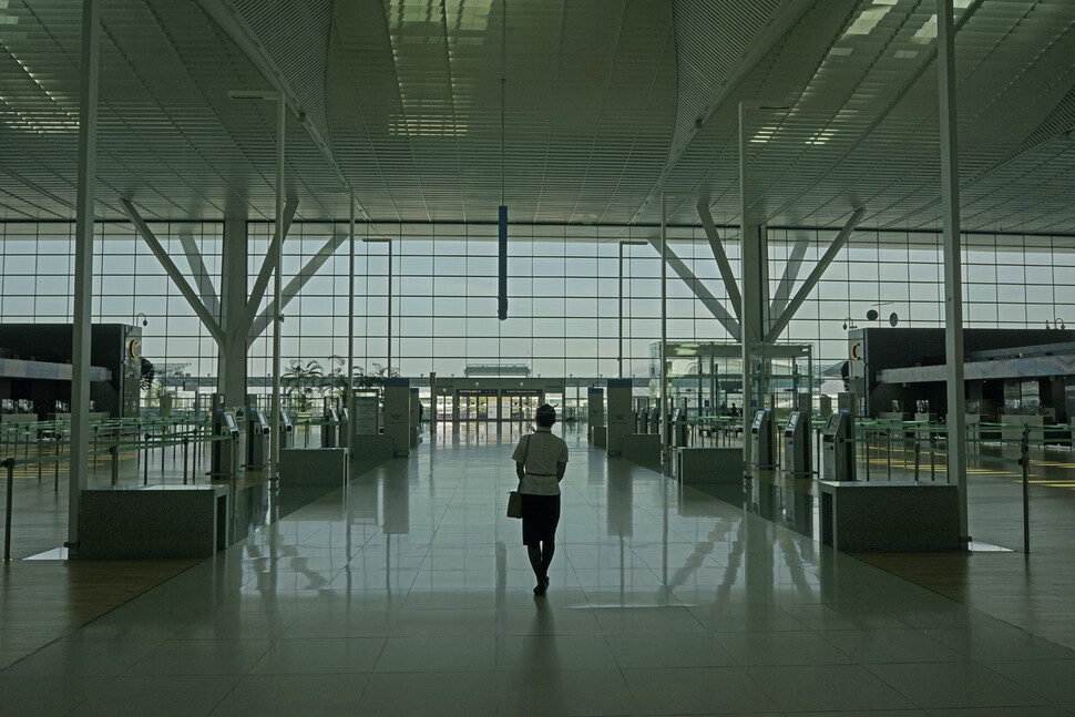 이용자가 거의 없는 인천공항.