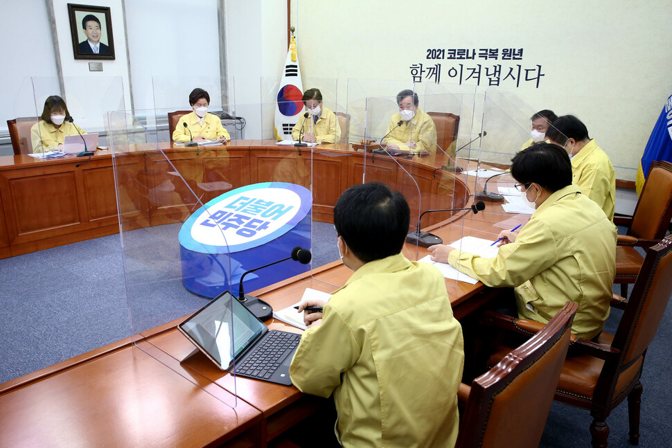 이낙연 더불어민주당 대표가 4일 오전 국회에서 열린 최고위원회의에서 발언하고 있다. 연합뉴스