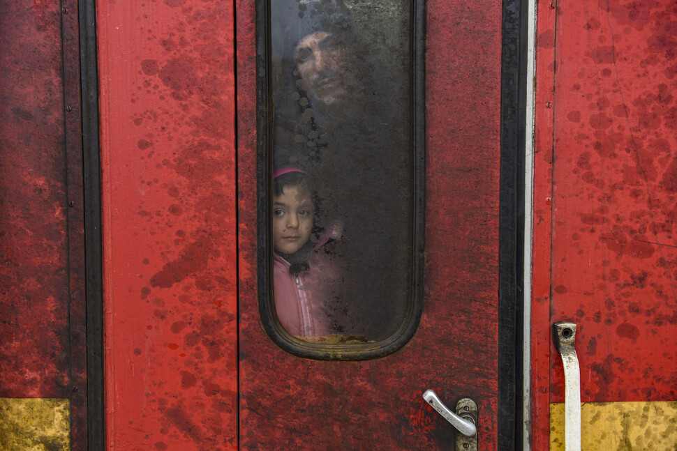 크로아티아에 도착한 세르비아 난민 모녀. 조진섭 사진가