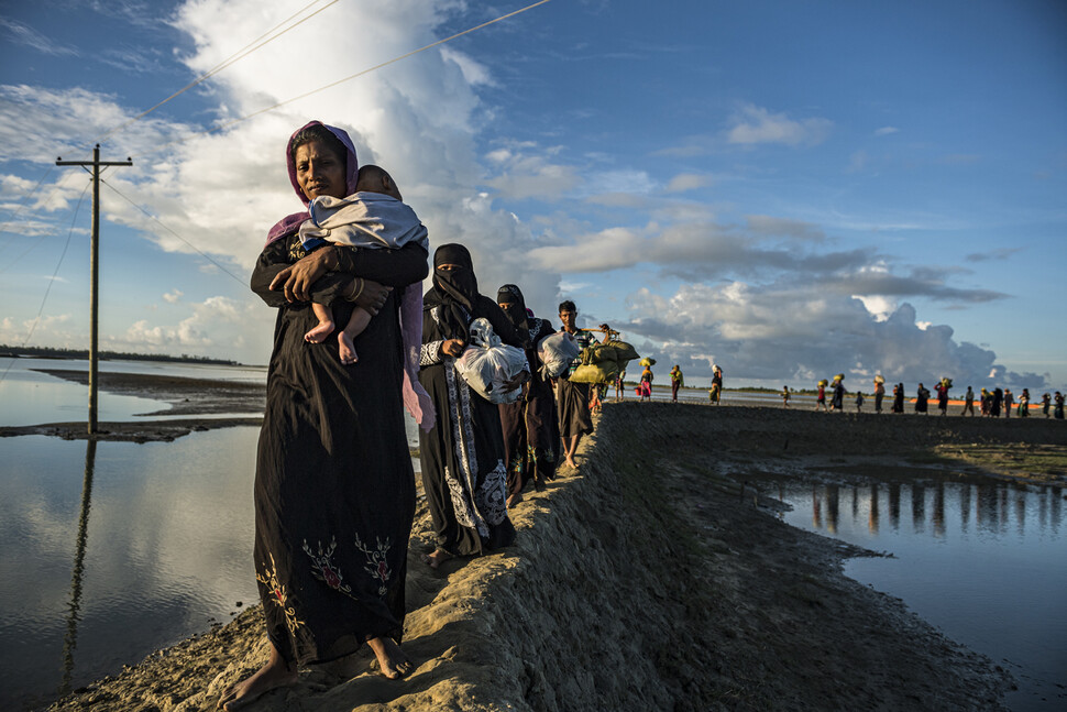 방글라데시로 향하는 로힝야 난민들. 조진섭 사진가
