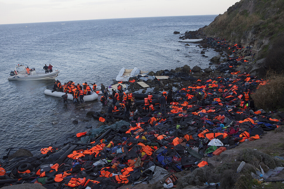 그리스 레스보스에 도착한 난민들.전해리 사진가