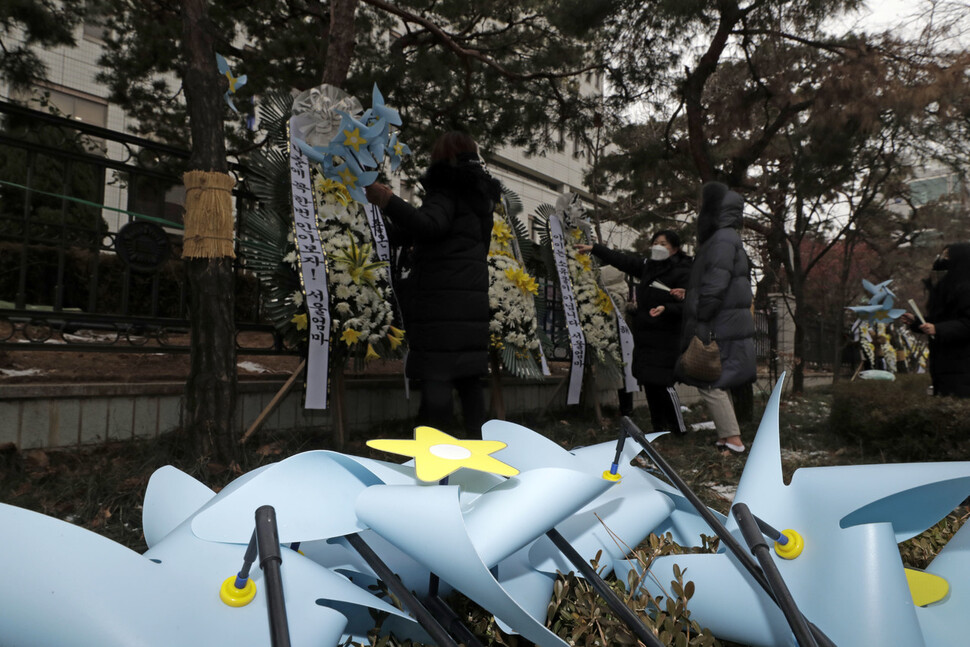 11일 오전 서울 양천구 서울남부지방법원 정문 인근에서 대한아동학대방지협회 회원들이 여러 지역에서 온 근조화환을 세우고 있다. 김혜윤 기자