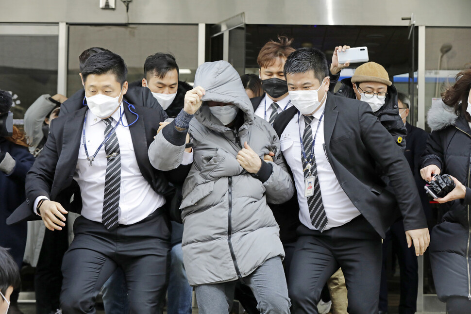 13일 오전 양부 안 아무개씨가 재판을 마치고 서울 양천구 서울남부지법을 법원 직원의 경호를 받으면서 나오고 있다. 김명진 기자