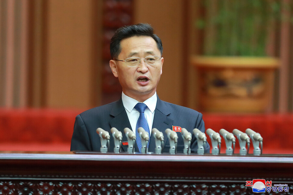 김덕훈 내각 총리가 17일 만수대의상당에서 열린 최고인민회의 제14기 제4차 회의에서 발언하고 있다. <조선중앙통신> 연합뉴스