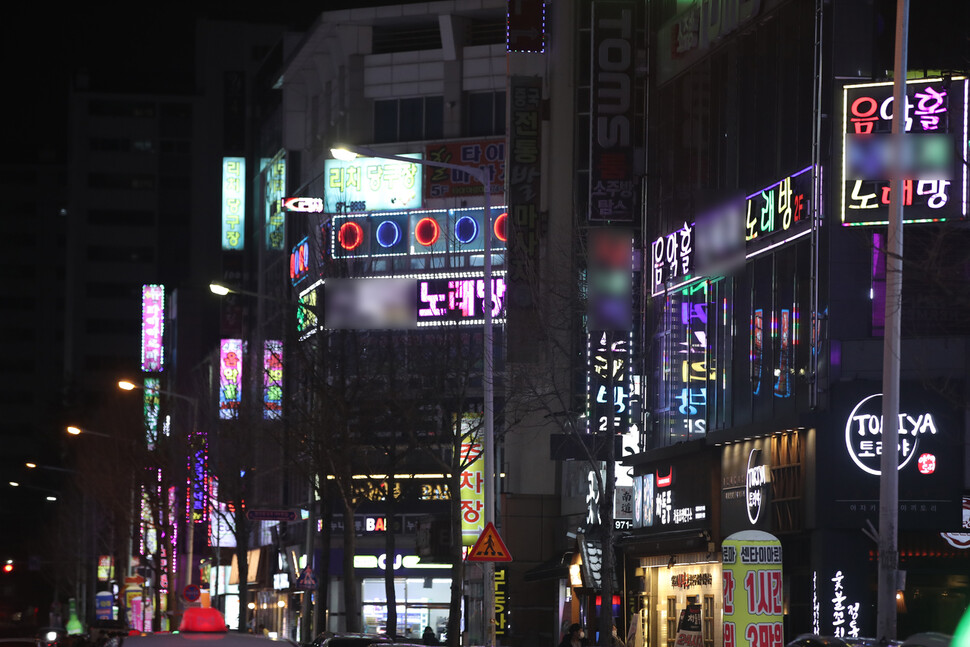 18일 광주광역시 광산구 쌍암동의 유흥업소들이 간판불을 켜고 있다. 광주 유흥업소 일부 업주들은 정부의 집합금지 2주 연장에 반발해 이날부터 영업을 강행하기로 했으나 광주시의 설득에 철회했다. 연합뉴스