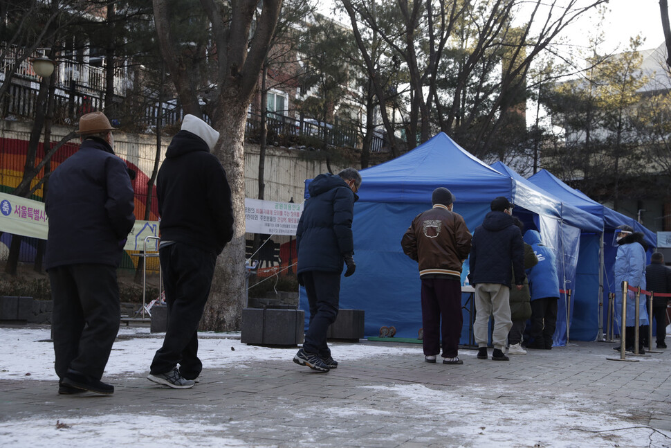 29일 오전 서울 용산구 동자동 새꿈어린이공원에 차려진 `찾아가는 선별진료소'에 쪽방촌 주민들이 코로나19 검사를 받기 위해 거리를 두고 줄 서 있다. 김혜윤 기자