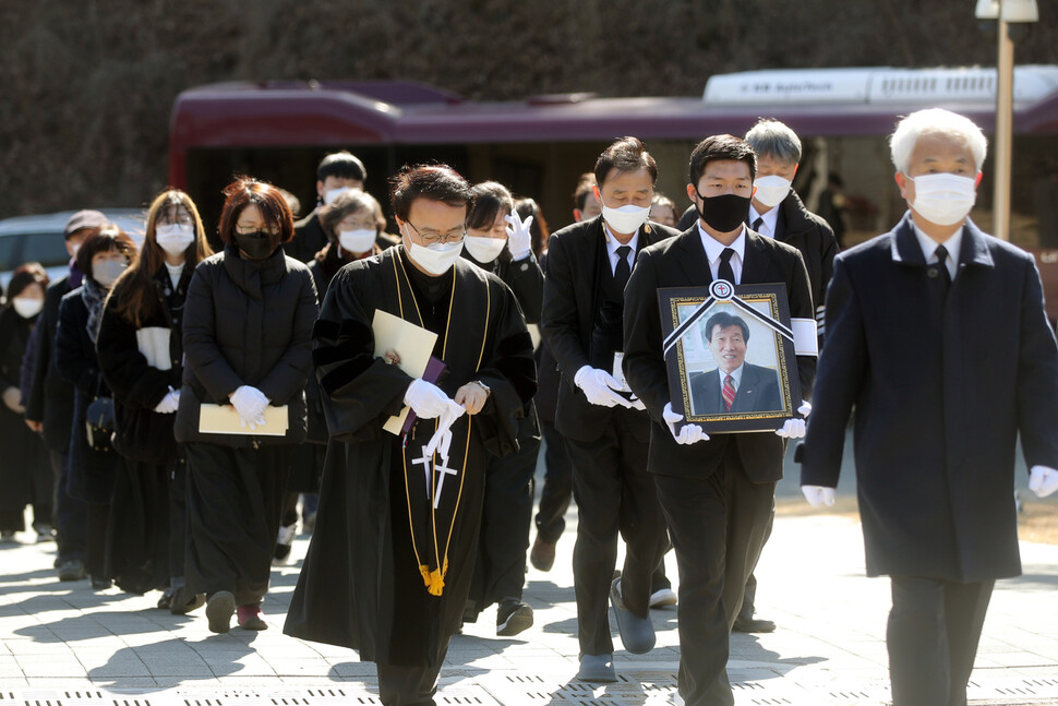 8일 오전 광주 북구 국립5·18 민주묘지에서 고 강신석 목사의 유가족들이 운구하고 있다.연합뉴스