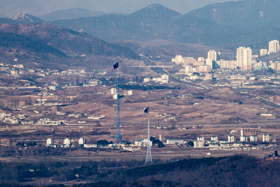 개성공단 가동 중단 5년을 앞둔 8일 경기도 파주시 접경지역에서 바라본 서부전선 비무장지대(DMZ)에서 남한 대성동 마을의 태극기와 북한 기정동 마을의 인공기가 펄럭이고 있다. 박근혜 정부는 북한의 4차 핵실험과 장거리 로켓 발사에 대응해 2016년 2월 10일 개성공단 가동을 전면 중단한다고 발표했다. 파주/연합뉴스 개성공단 가동 중단 5년을 앞둔 8일 경기도 파주시 접경지역에서 바라본 서부전선 비무장지대(DMZ)에서 남한 대성동 마을의 태극기와 북한 기정동 마을의 인공기가 펄럭이고 있다. 박근혜 정부는 북한의 4차 핵실험과 장거리 로켓 발사에 대응해 2016년 2월 10일 개성공단 가동을 전면 중단한다고 발표했다. 파주/연합뉴스