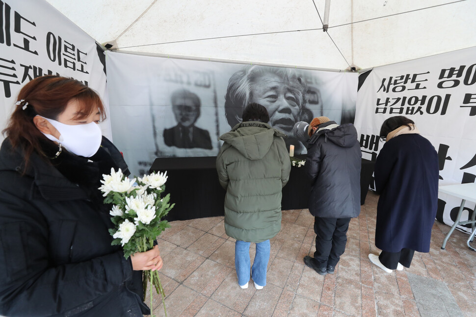 18일 낮 서울광장에 설치된 백기완 통일문제연구소장 시민분향소에서 시민들이 조문하고 있다. 강창광 선임기자