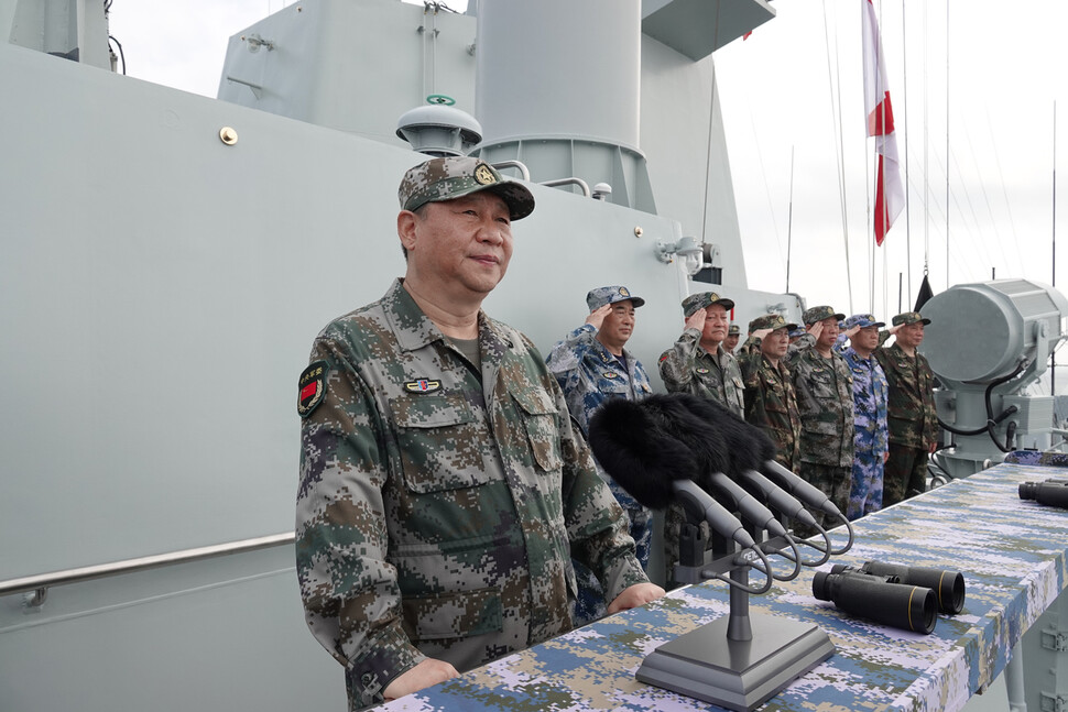 시진핑 중국 국가주석이 2018년 4월 남중국해에서 군함 48척과 장병 1만여명이 참가한 사상 최대 해상 열병식에서 함대를 사열하고 있다. 시 주석은 “강력한 해군 건설의 임무가 오늘날처럼 긴요했던 적이 없다”고 연설했다. 신화 연합뉴스