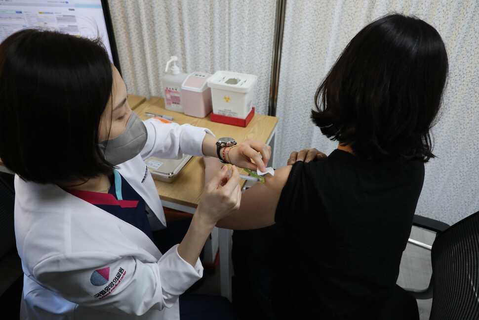 27일 오전 서울시 중구 을지로 국립중앙의료원 중앙예방접종센터에서 의료진이 화이자 백신을 접종 받고 있다. 사진공동취재단