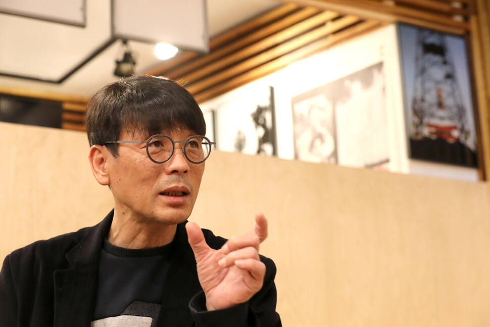 “시를 살기 전에 삶을 살아야 한다고 봅니다.” 송경동 시인이 지난달 25일 ‘꿀잠’에서 &lt;한겨레&gt;와 인터뷰를 하면서 자신의 삶과 문학에 대해 얘기하고 있다. 장철규 선임기자 chang21@hani.co.kr