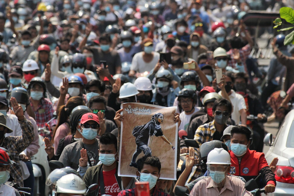 문 대통령 “미얀마 군과 경찰의 폭력적인 진압 규탄”