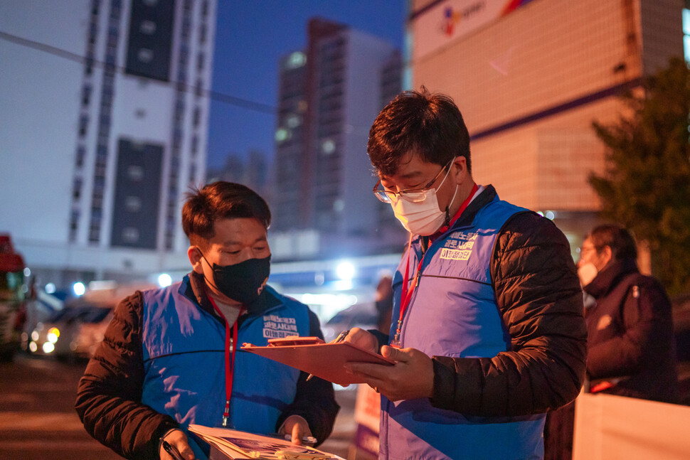 노정현 진보당 부산시장 예비후보가 택배 과로사 대책 이행 점검을 하고 있다. 노정현 예비후보 캠프 제공