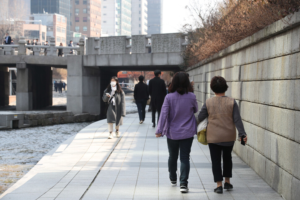 서울 낮 기온이 15도까지 오른 10일 낮 점심 시간을 맞은 직장인과 시민들이 서울 청계천 일대에서 산책을 하고 있다. 백소아 기자