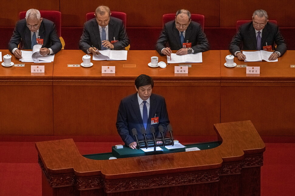 중국 베이징 인민대회당에서 8일 열린 전국인민대표대회 전체회의에서 리잔수 전인대 상무위원장이 업무보고를 하고 있다. 연합뉴스