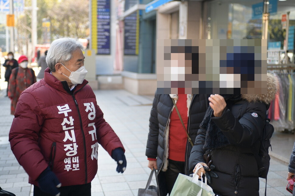 정규재 무소속 부산시장 예비후보가 부산시민들과 만나 이야기를 나누고 있다. 정규재 예비후보 캠프 제공