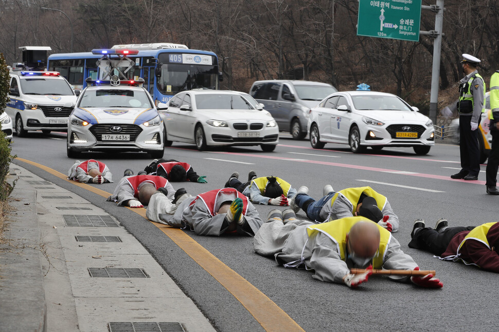 재한 미얀마인들과 조계종 사회노동위원회 소속 스님들이 12일 오후 서울 용산구 주한미얀마대사관 앞을 출발해 서울 종로구 서린동 유엔인권위 사무실까지 미얀마 민주화를 기원하며 오체투지를 하고 있다. 이정아 기자