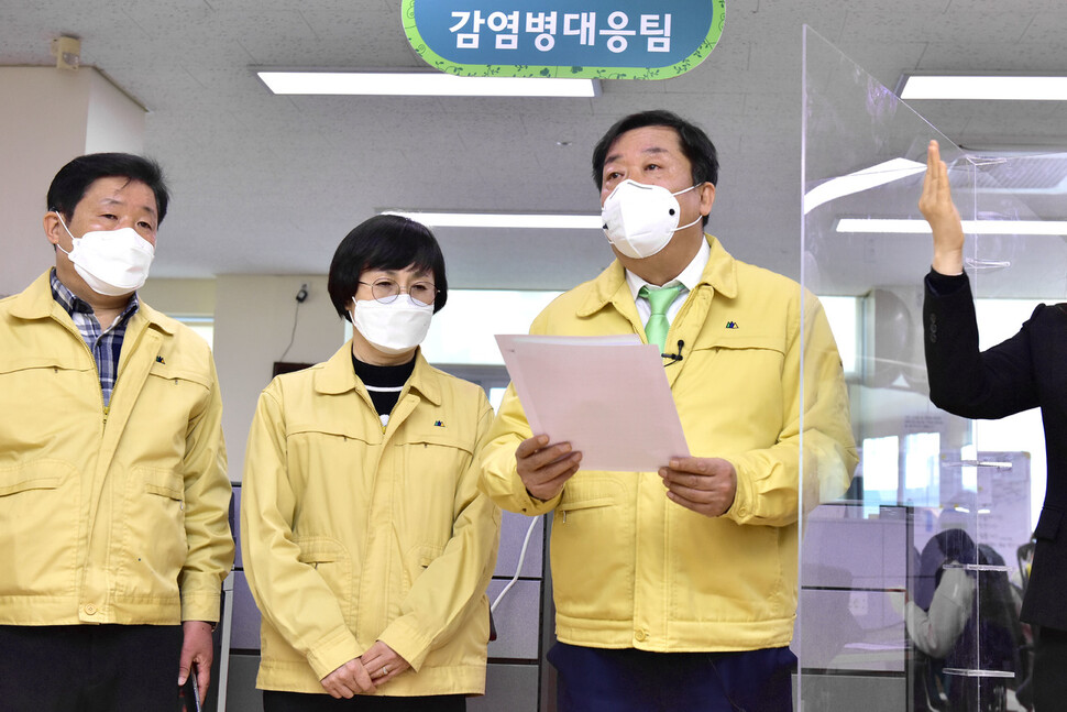 이상천 제천시장(왼쪽 셋째)이 16일 코로나19 감염증 확진 현황 등을 설명하고 있다. 제천시
