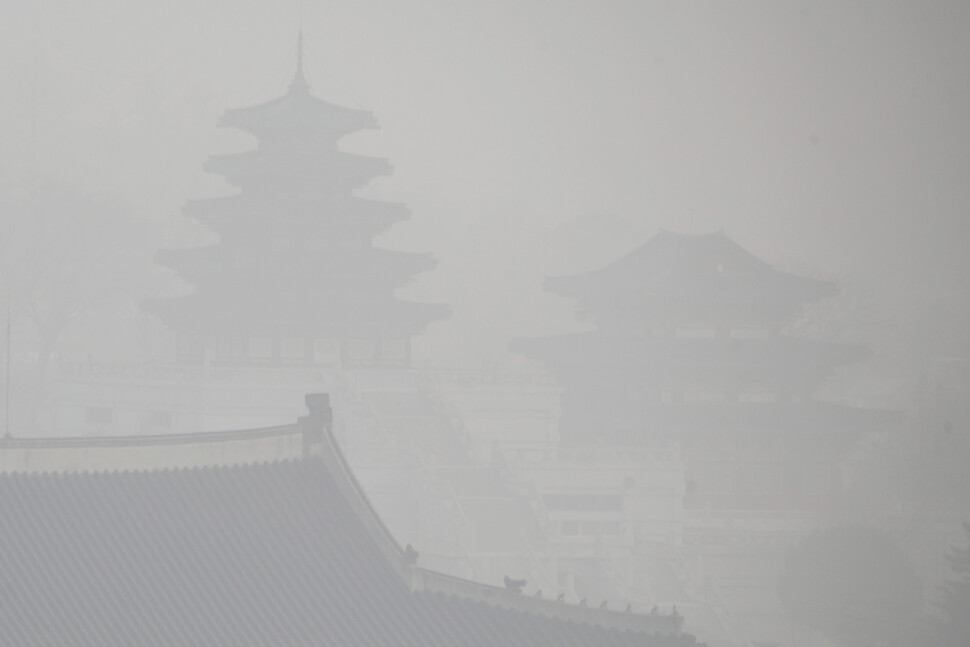 '미세먼지와 안개가 만든 수묵화' 미세먼지와 안개가 짙게 낀 26일 오전 서울 종로구 경복궁 일대가 어둡고 희미하게 보인다. 연합뉴스