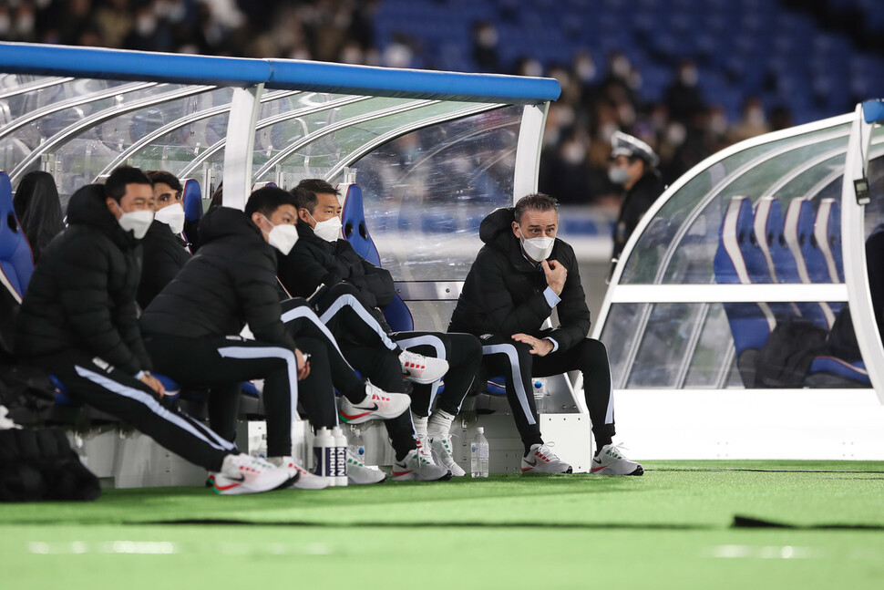 파울루 벤투(맨오른쪽) 감독이 지난 25일 일본 요코하마 닛산스타디움에서 열린 축구 한일전을 침통한 표정으로 보고 있다. 요코하마(일본)/연합뉴스