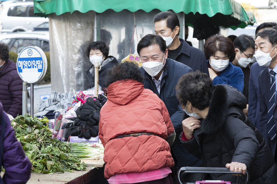 김영춘 더불어민주당 부산시장 보궐선거 후보가 부산 사하구 개금골목식당에서 마스크를 쓰고 상인들과 인사하고 있다. 김영춘 캠프 제공