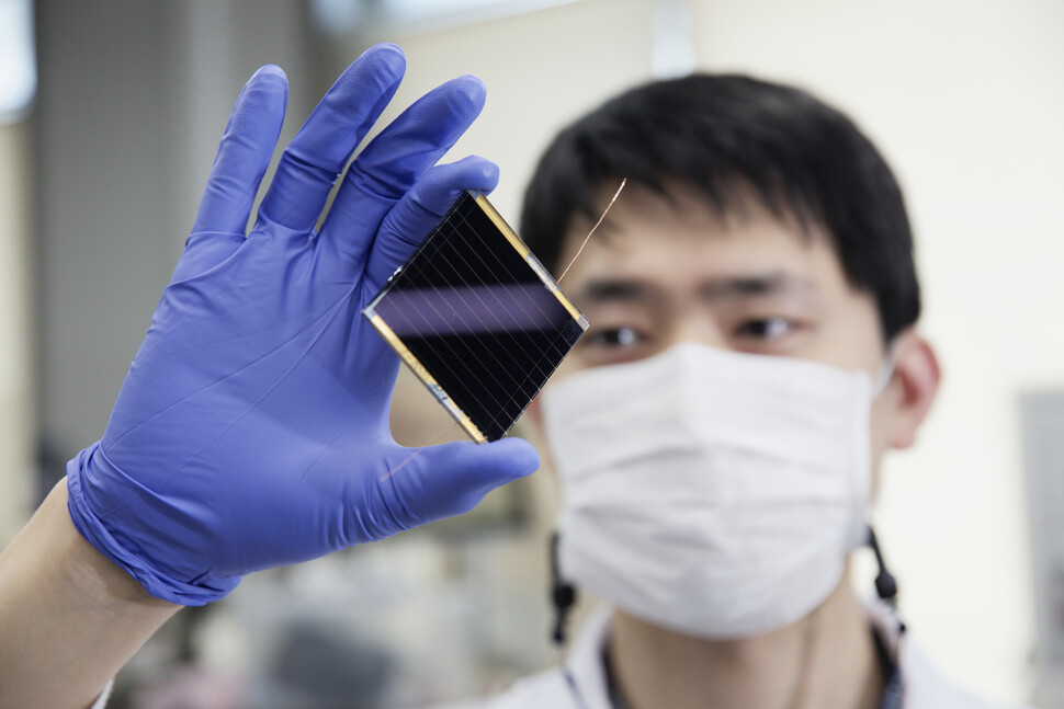 김진영 울산과학기술원 교수 연구팀 연구원이 페로브스카이트 태양전지를 들여다 보고 있다. 울산과기원 제공
