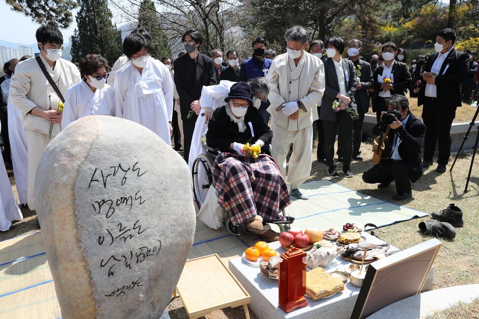 6일 오전 경기도 마석 모란공원에서 백기완 선생 묘지 새긴돌(묘비) 제막식 행사가 열리고 있다. 남양주/김봉규 선임기자