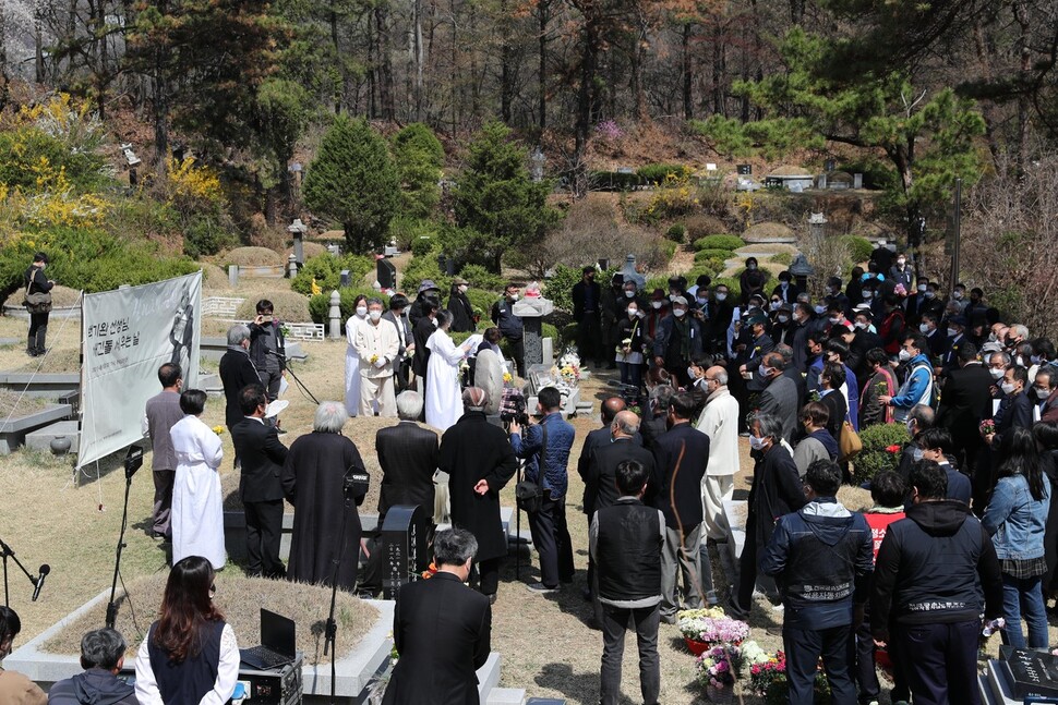 6일 오전 경기도 마석 모란공원에서 백기완 선생 묘지 새긴돌(묘비) 제막식 행사가 열리고 있다. 남양주/김봉규 선임기자