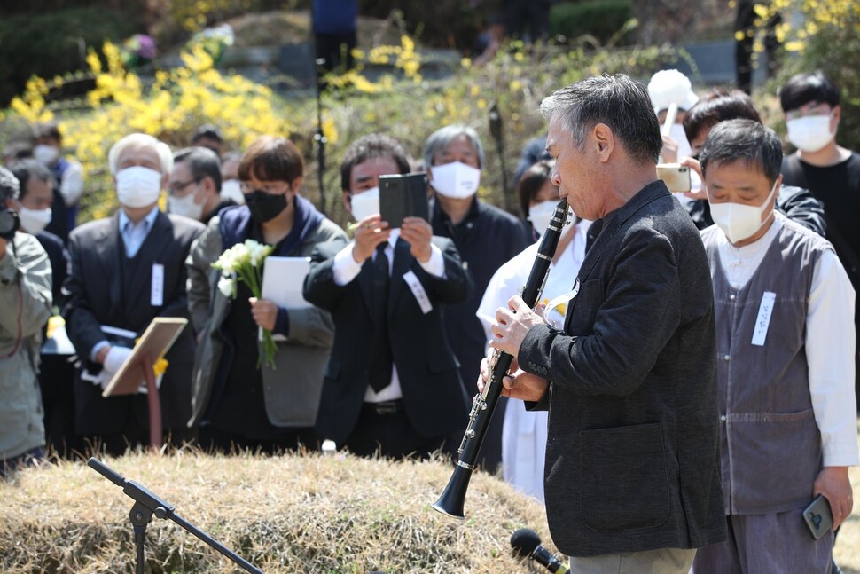 6일 오전 경기도 마석 모란공원에서 열린 백기완 선생 묘지에 새긴돌(묘비) 제막식에서 클라리넷 연주가 진행되고 있다. 남양주/김봉규 선임기자 bong9@hani.co.kr