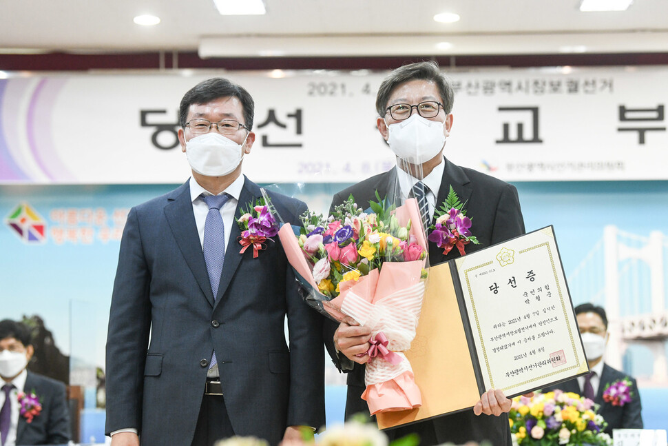 8일 오전 박형준 부산시장이 부산시선거관리위원회에서 당선증을 받고 기뻐하고 있다. 부산시 제공