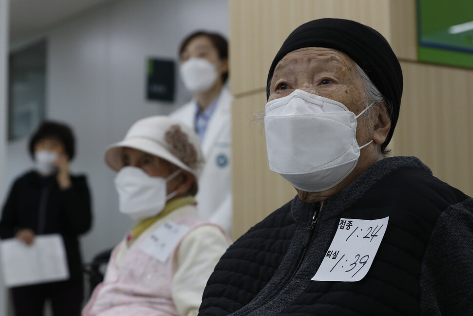 백신을 맞은 한 어르신 옷에 접종 및 퇴실시간이 적혀있다. 하남/김혜윤 기자
