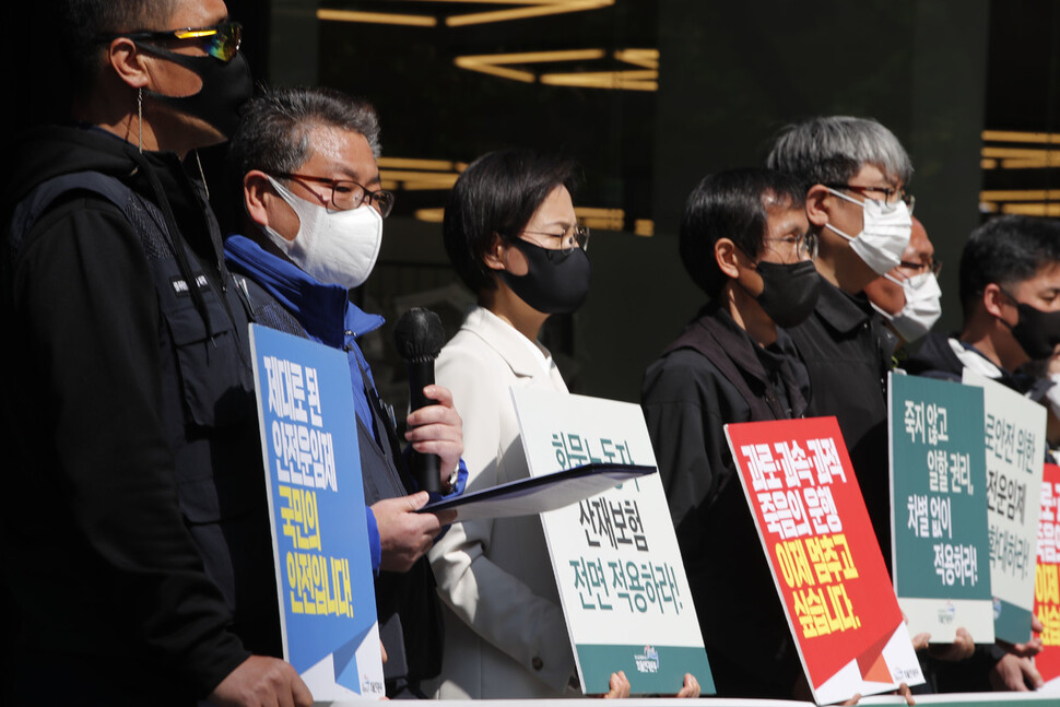 19일 오전 공공운수노조 화물연대본부가 서울 중구 장교동 서울지방고용노동청 앞에서 `화물연대본부 산재노동자 추모주간 선포’ 기자회견을 열고 있다. 이정아 기자