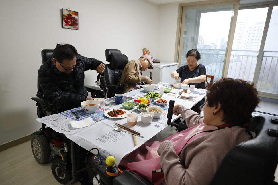 김동림씨(맨왼쪽)의 집에서 한규선씨(왼쪽 둘째)가 함께 저녁식사를 나누고 있다. 김포/이정아 기자