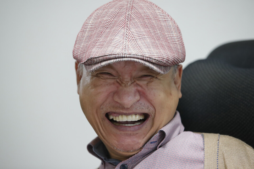 마주보는 한규선씨 얼굴에도 환한 웃음이 퍼진다. 김포/이정아 기자