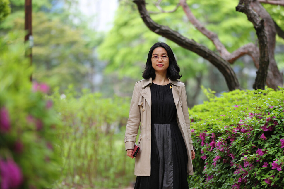 김선희 교사가 지난달 27일 오후 경기도 성남시 구미동 집 근처를 산책하고 있다. 그는 아이들의 마음을 존중하는 대화로 아이들의 자존감을 키워주고 있다. 성남/장철규 선임기자 chang21@hani.co.kr