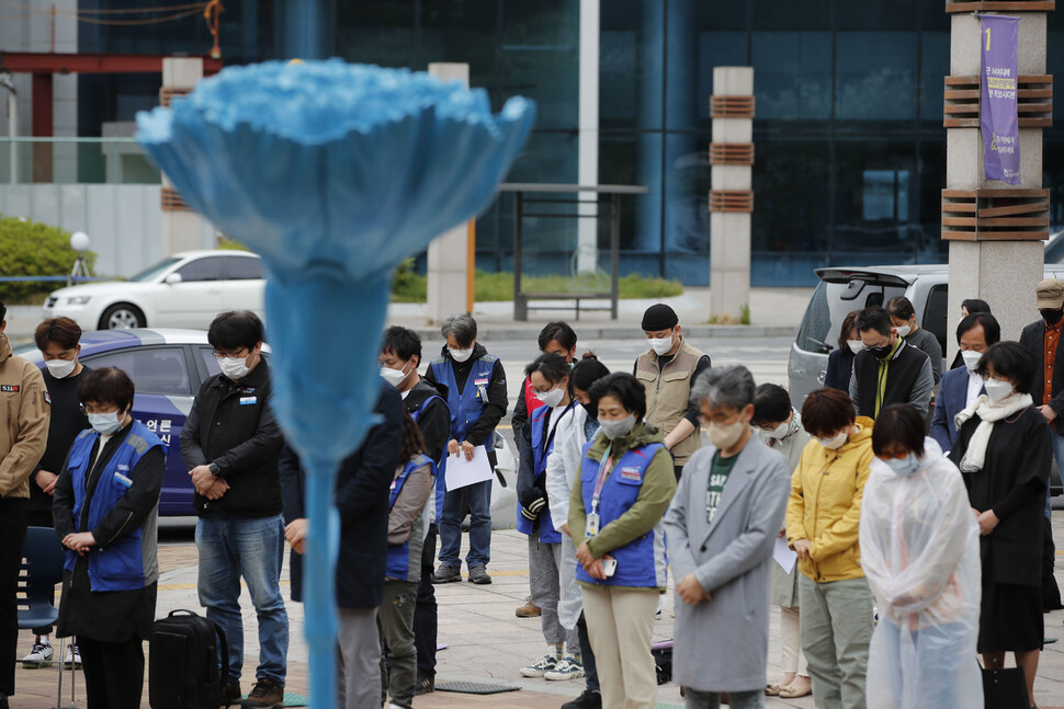 고 서지윤 간호사 추모 조형물 제막식이 10일 오후 서울 중랑구 신내동 서울의료원 들머리에서 열리고 있다. 이정아 기자 leej@hani.co.kr