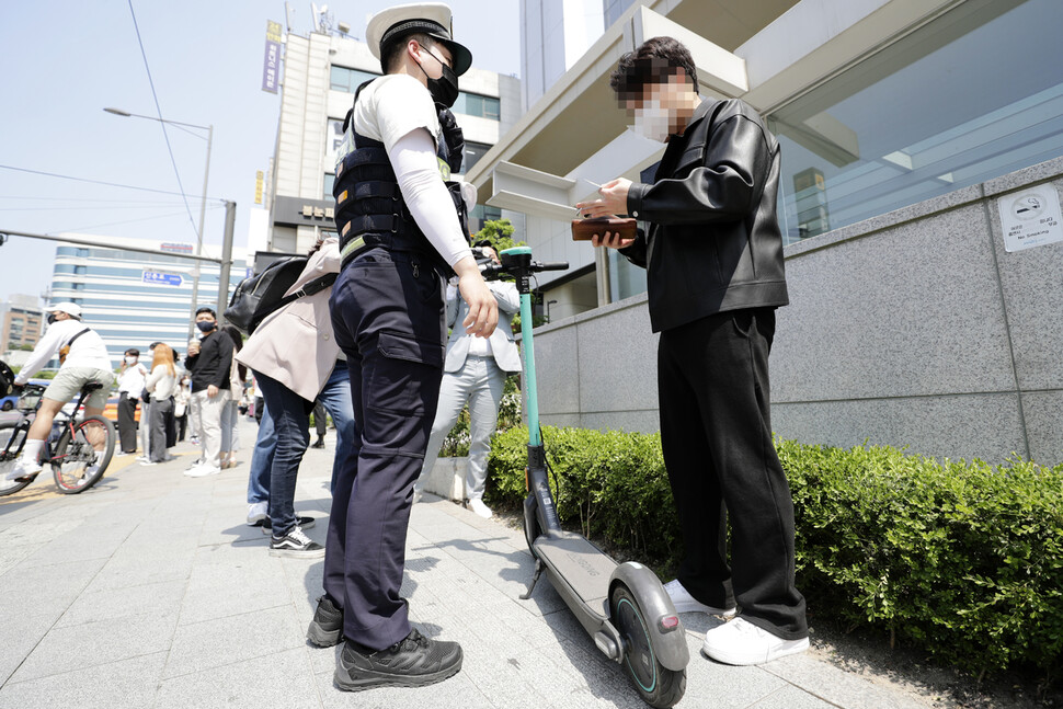 13일 오후 서울 마포구 홍대입구역 인근에서 경찰들이 이용자들을 대상으로 안전 단속 및 계도 활동을 하고 있다. 김명진 기자