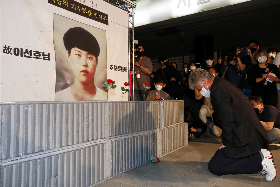 고 이선호씨 추모 문화제가 13일 오후 서울지방고용노동청 앞에서 열려 고인의 아버지 이재훈씨가 헌화한 뒤 아들의 사진 앞에서 오열하고 있다. 이정아 기자