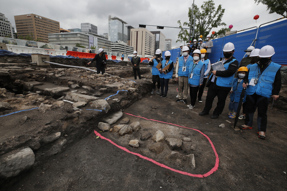 21일 오후 서울 종로구 광화문 광장 문화재 발굴 현장에서 시민들이 ‘삼군부’ 터 건물 기초 등 육조거리 유적들을 살펴보고 있다. 이정아 기자