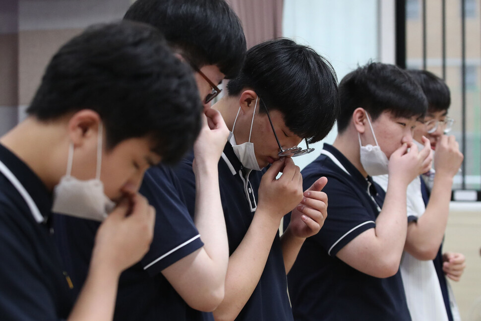 3일 오후 서울 강남구 서울로봇고등학교에서 기숙사에 생활하는 학생들이 코로나19 자가검사키트를 사용해보고 있다. 서울시는 오는 4일부터 다음 달 23일까지 7주간 기숙학교 19곳을 대상으로 자가검사키트 도입 시범사업을 실시한다. 시범사업 대상은 자가검사키트 도입을 희망한 기숙학교 19개교 학생, 교직원 등 5458명이다. 대상자는 기숙사 입·퇴소 시 주 2회 자가검사키트 검사를 받게 된다. 사진공동취재단