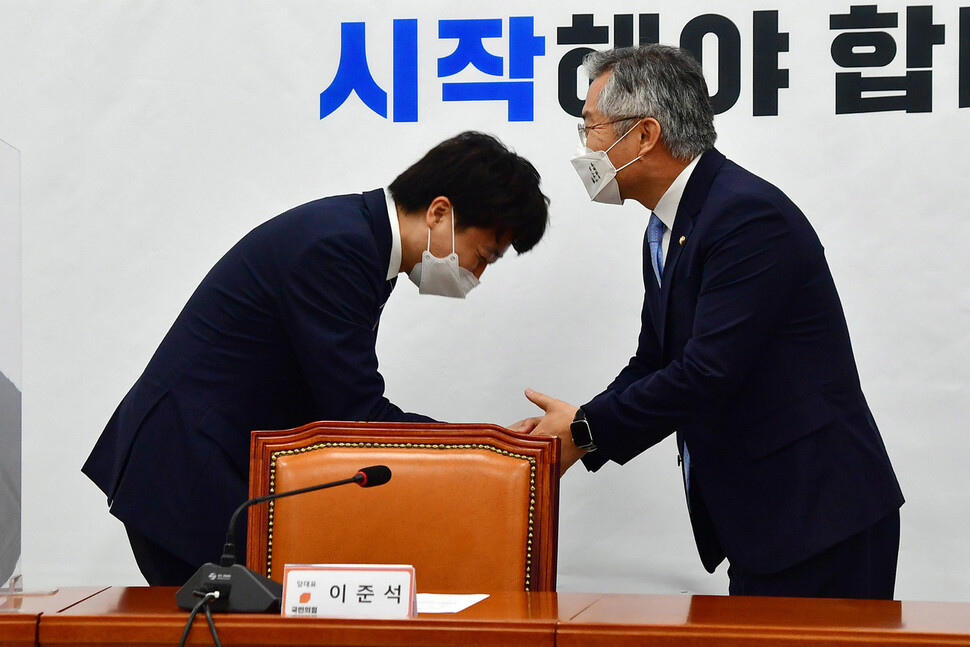 이준석 국민의힘 새 대표가 16일 오후 국회에서 열린민주당 최강욱 대표를 예방하고 있다. 공동취재사진