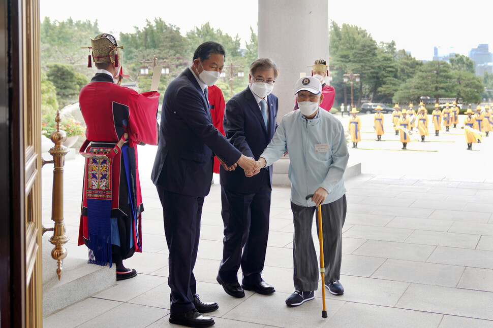 황기철 국가보훈처장과 서훈 국가안보실장이 24일 청와대에서 열린 국가유공자 및 보훈가족 초청 오찬 행사에서 참석자들을 영접하고 있다. 연합뉴스