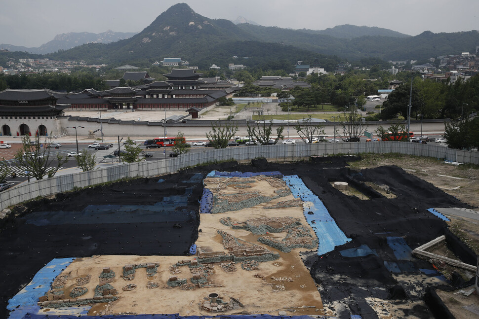 지난 24일 오전 서울 종로구 세종로 대한민국역사박물관에서 바라본 의정부 터 전경. 의정부 건물의 기초들이 보인다.